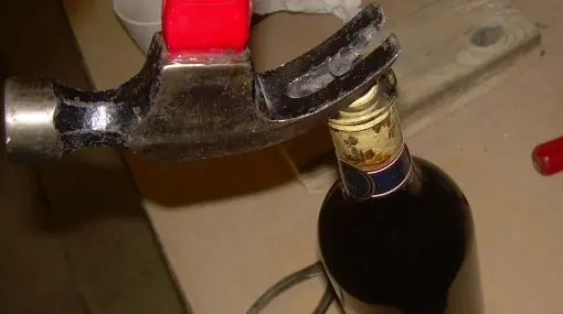 ¿Cómo destapar una botella de vino sin un sacacorchos?