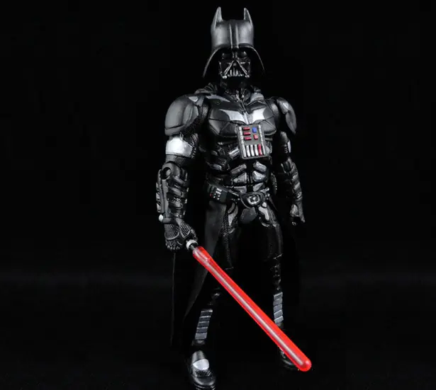 Batman y Darth Vader fusionados en una figura de acción