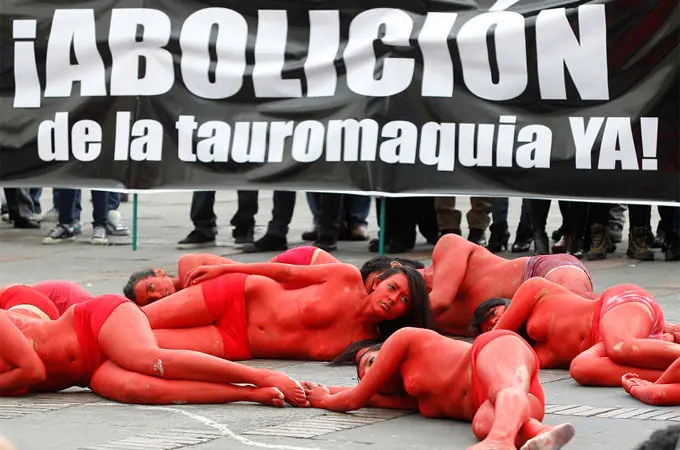 Jóvenes protestan desnudos contra corridas de toros
