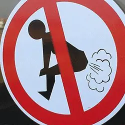 Mujer se divorcia de su esposo porque no soporta los peos