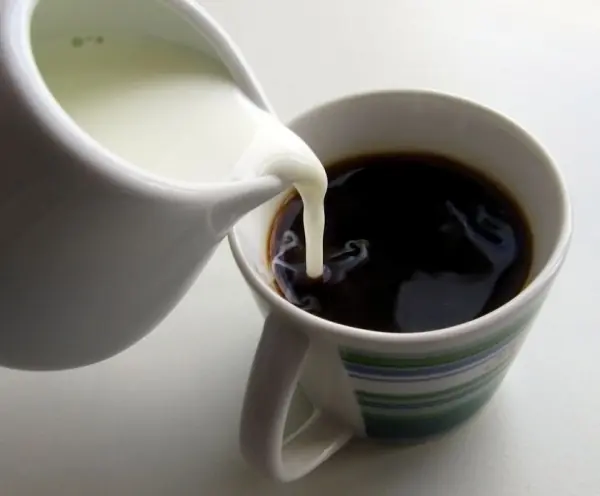 La verdadera historia del café con leche y medialunas