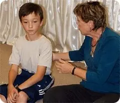 Niño de Kazakhstan con parálisis cerebral, caminará despu