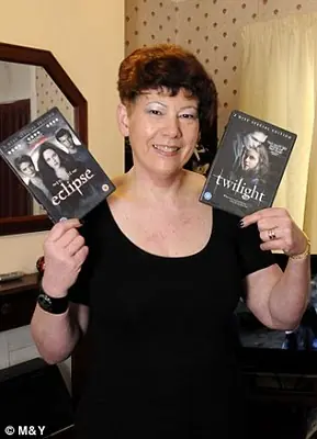 mujer de 49 años se tatúa a crepúsculo en toda la espalda