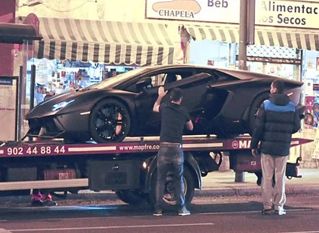 a cristiano le deja tirado el lamborghini