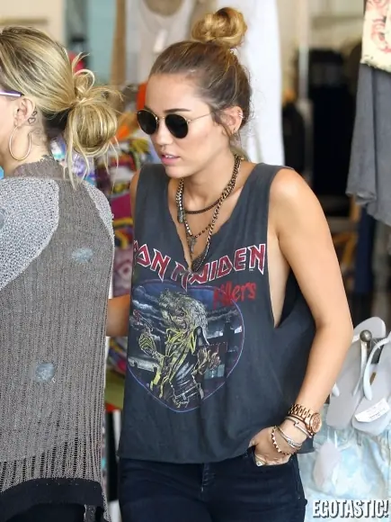 Miley Cyrus vuelve a enseñar el pecho…
