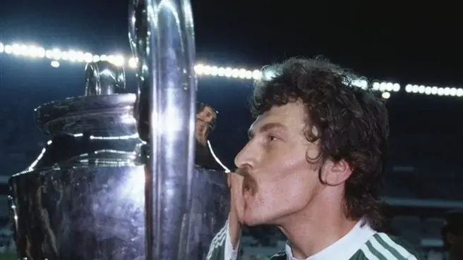 Le quebraron los dedos por atajar 4 penales??