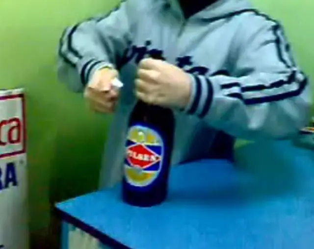 Como abrir una cerveza con una hoja de papel