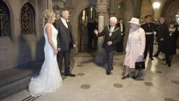 La Reina Isabel II llega por sorpresa a una boda