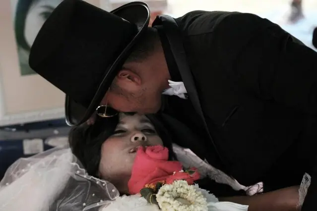 En imágenes: Hombre se casa con el cadáver de su novia