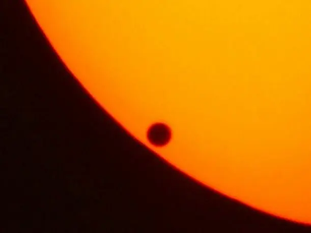 NASA trasmite en vivo el tránsito de Venus por el Sol