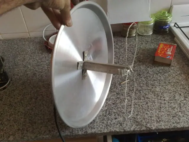 Antena hecha con un molde de pizza para ver TV digital