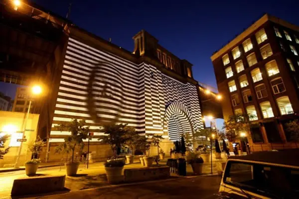 Impresionante proyección en el Puente de Manhattan