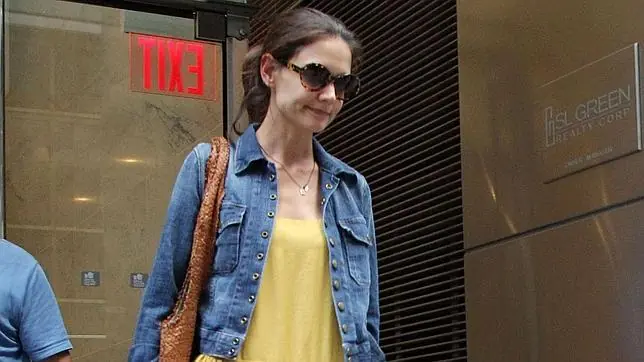 Katie Holmes vuelve al Catolicismo
