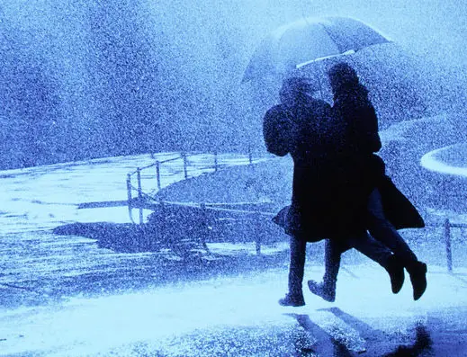 ¿Caminar o correr bajo la lluvia?