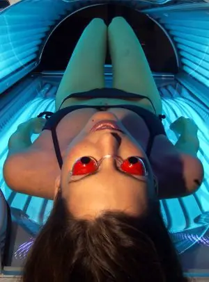 Bronceado en cabinas aumenta 20% riesgo de cáncer de piel