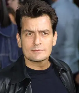 Two and a half men no puede despegarse de Charlie Sheen