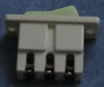 Pone dos llaves en una luz