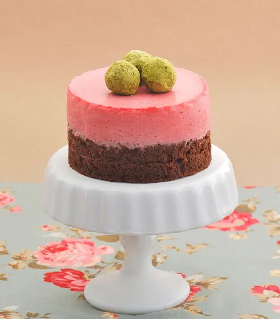 Tarta de chocolate y mousse de fresas