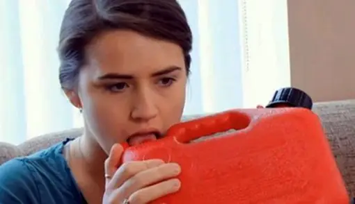 Shannon una joven Británica adicta a la Gasolina