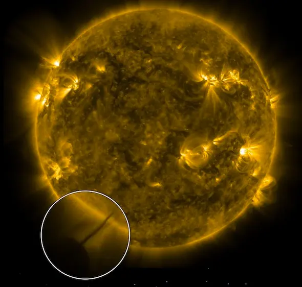 Un OVNI gigantesco absorbe energía del Sol Un OVNI gigantesco absorbe energía del Sol