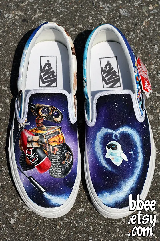 Se gana la vida pintando zapatillas: Te lo muestro