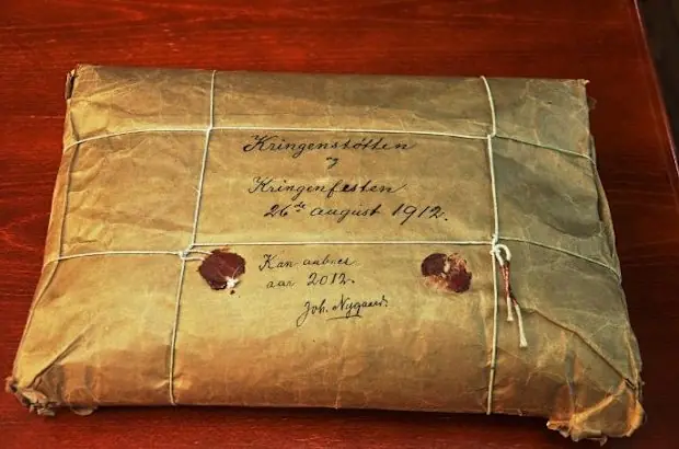 Esperan 100 años para abrir un paquete