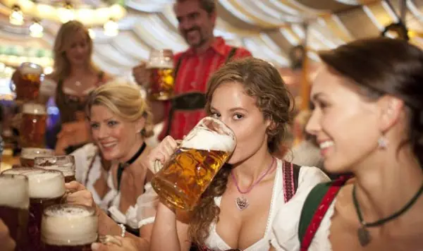 cerveza tiene hormonas femeninas