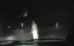 mujer fantasma aparece en una ruta