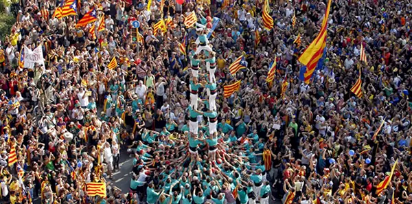 Miles de catalanes hacen cola para adquirir el nuevo iPhone
