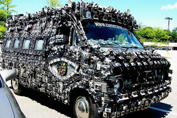 Camioneta cubierta de cámaras fotográficas