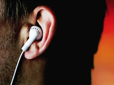 El uso de audifonos nos deja cada vez más sordos