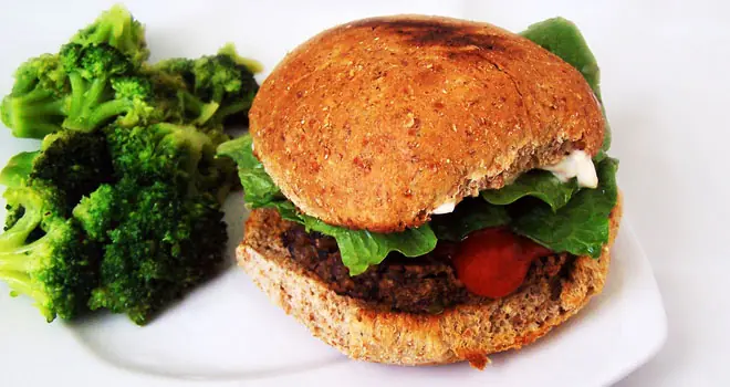Estudiantes mexicanos elaboran hamburguesa que combate....