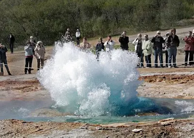 Espectacular geiser en Islandia
