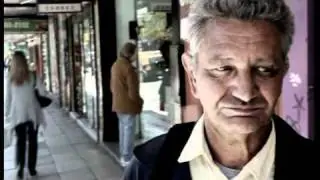 Hace 15 años recita sus poemas en colectivos, Omar bruni