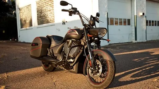 Moto Victory Hard-Ball una locura color negro opaco