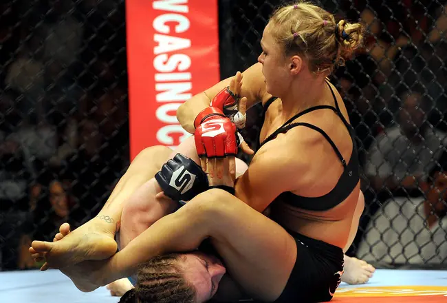¿Esta acaso Ronda Rousey saliendo de la norma?