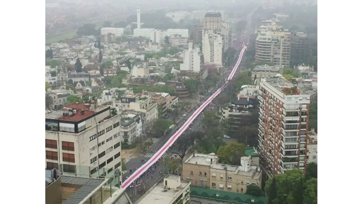 River exhibe la bandera más larga del mundo