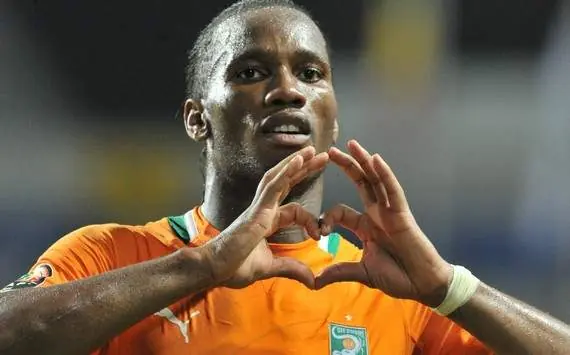Didier Drogba es asaltado por un aficionado