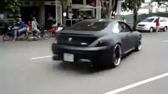 FAIL: BMW M6 trata de hacer drift y choca…