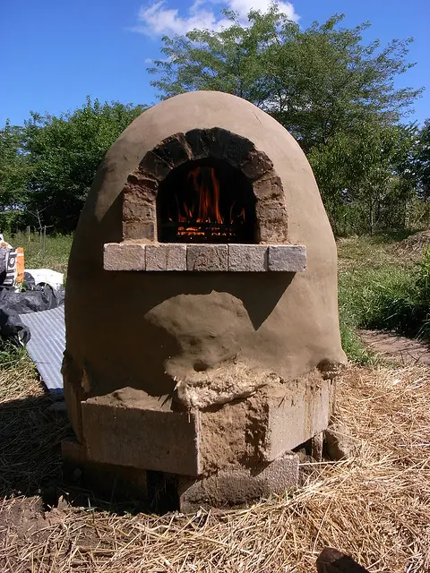 Tu propio horno exterior de tierra para pan y pizza.