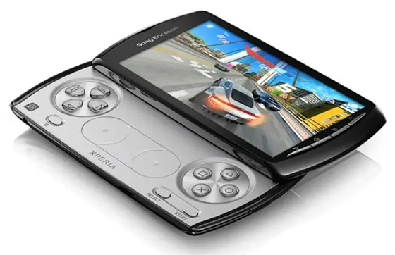 Xperia Play vs PSP Go