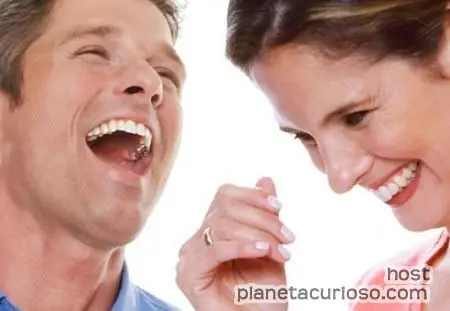 Los hombres cuentan más chistes pero las mujeres se rien ma
