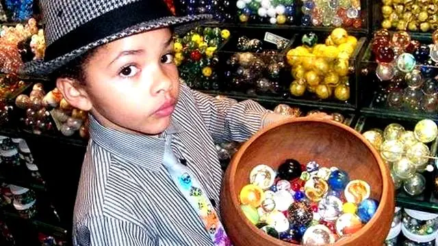 Niño de 8 años se hace millonario vendiendo canicas