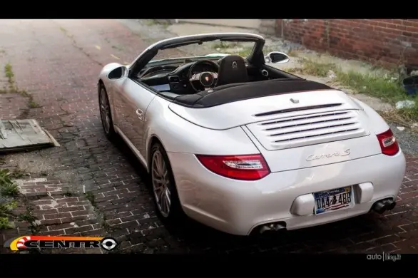Porsche 911 Cabrio con Volante en el Centro
