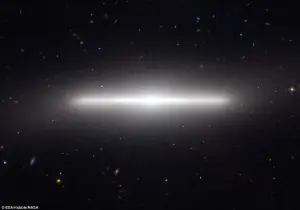 Foto galaxia NGC 4452 ultra delgada telescopio