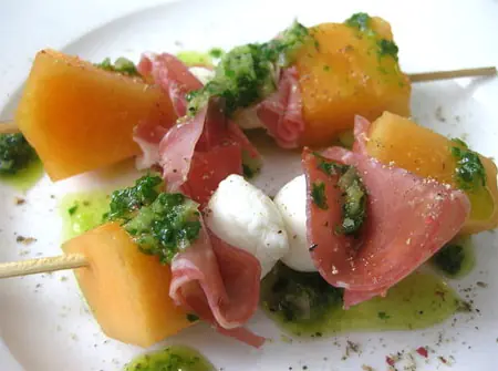 Como Preparar Brochetas de melon, prosciuto y mozzarella