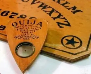 La Ouija le ordenó que lo hiciera.