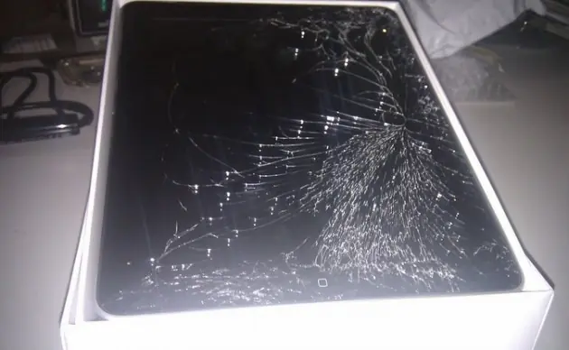 Empleados de Walmart se divierten destrozando iPads