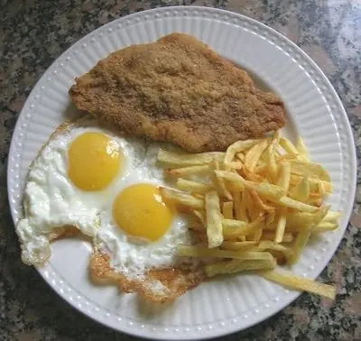 Milanesas con Papas Fritas y Huevo Frito