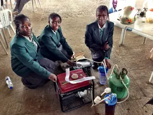 Africanas generan electricidad con orina